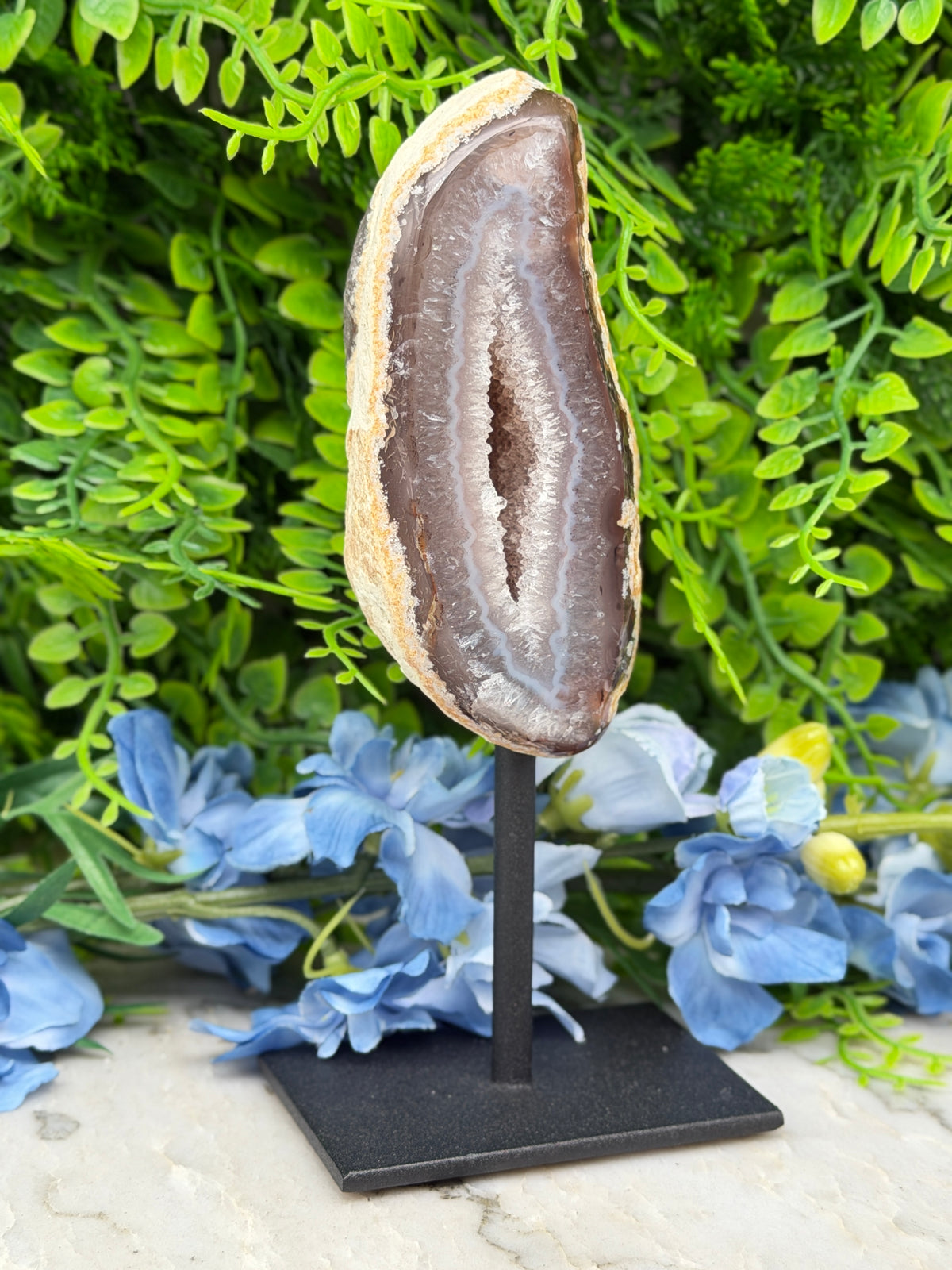 Agaat geode op standaard (382 gr/16 cm)