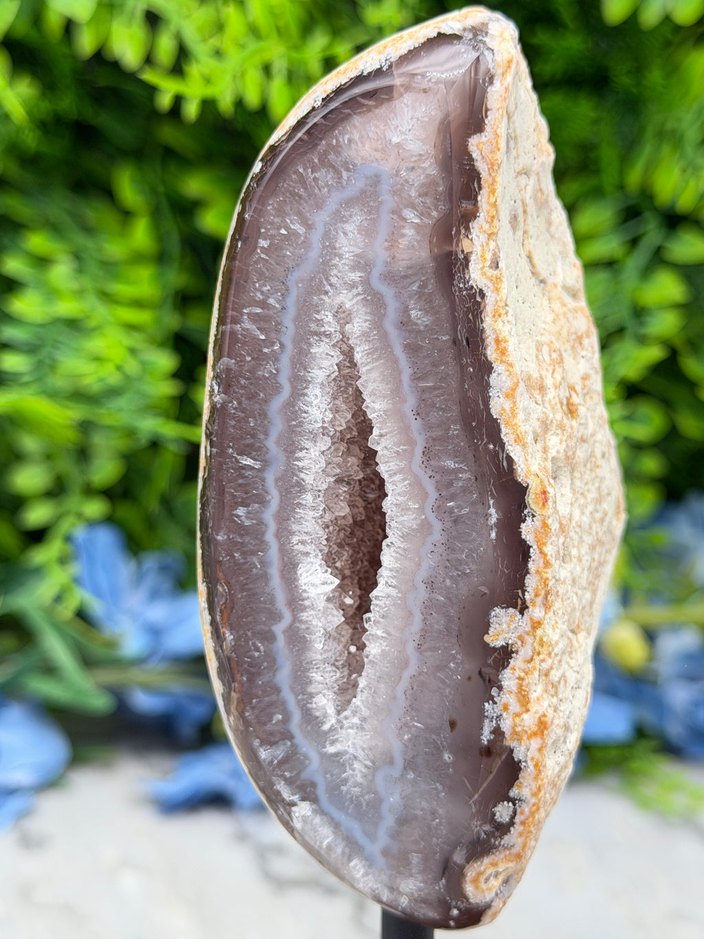 Agaat geode op standaard (382 gr/16 cm)