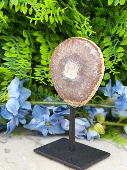Agate geode on a stand (328 gr/13 cm)