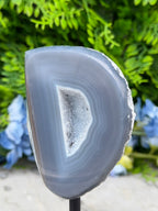 Agaat geode op standaard (374 gr/14 cm)
