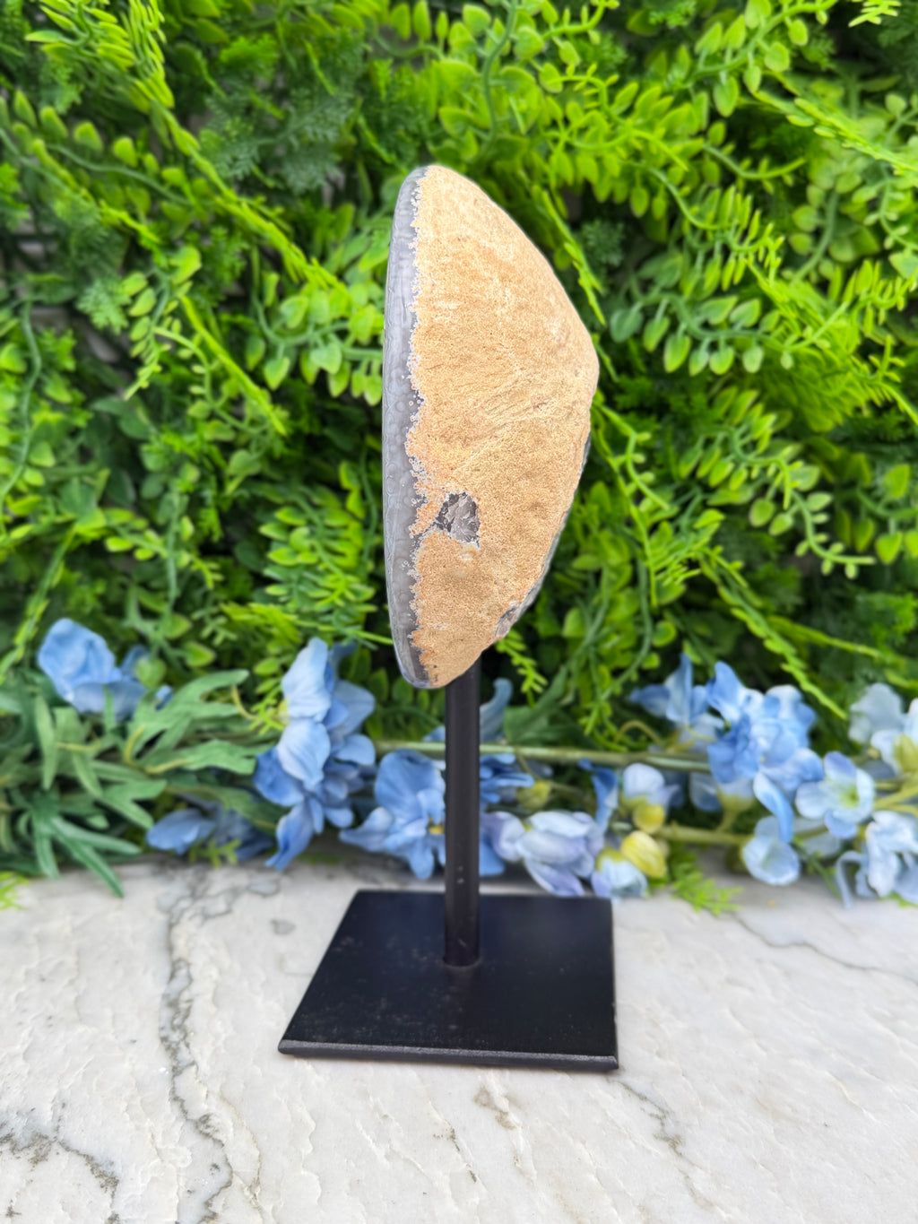 Halve Agaat op standaard (1280 gr/21 cm)