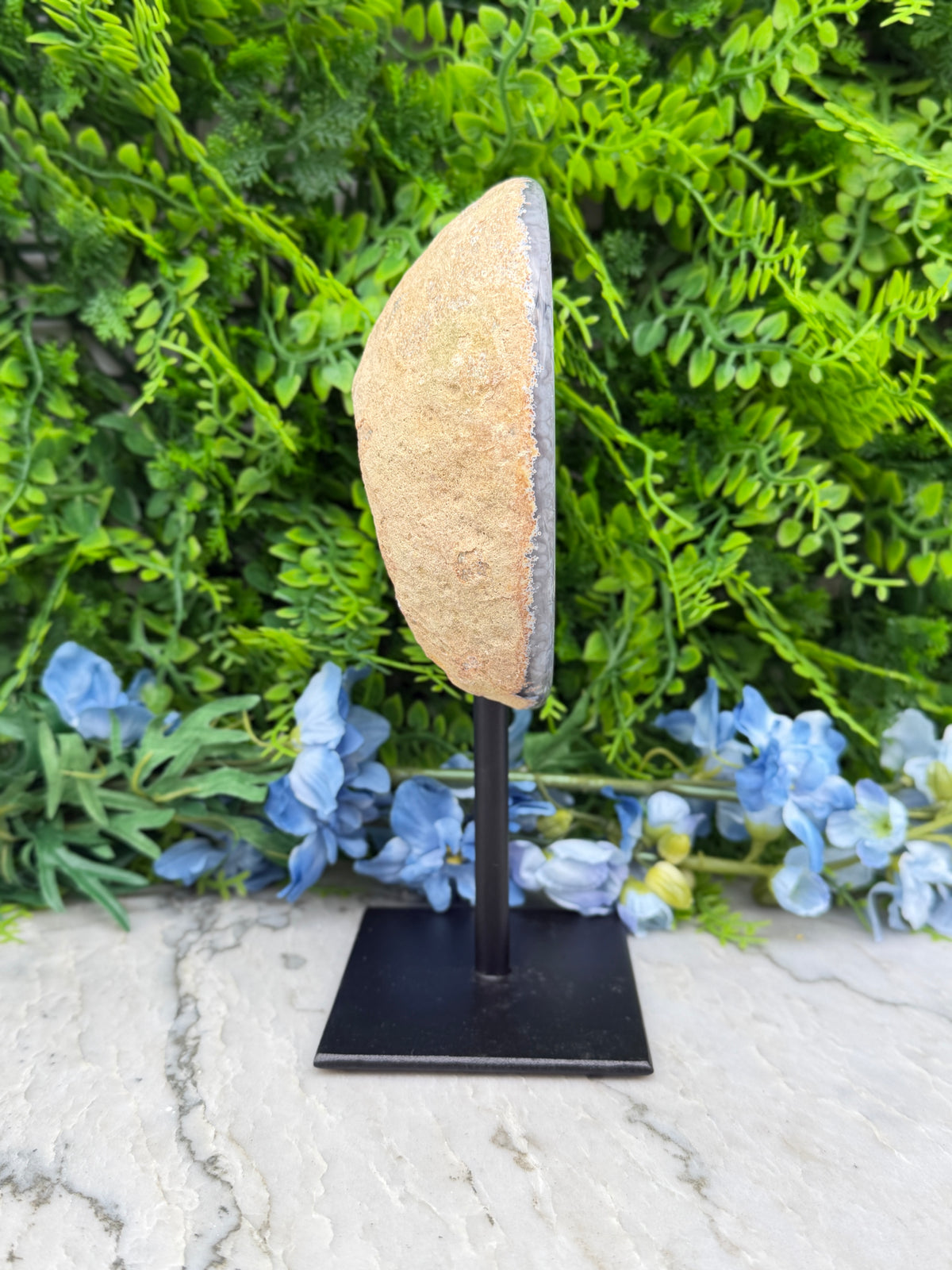 Halve Agaat op standaard (1280 gr/21 cm)