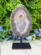 Halve Agaat op standaard (802 gr/17 cm)