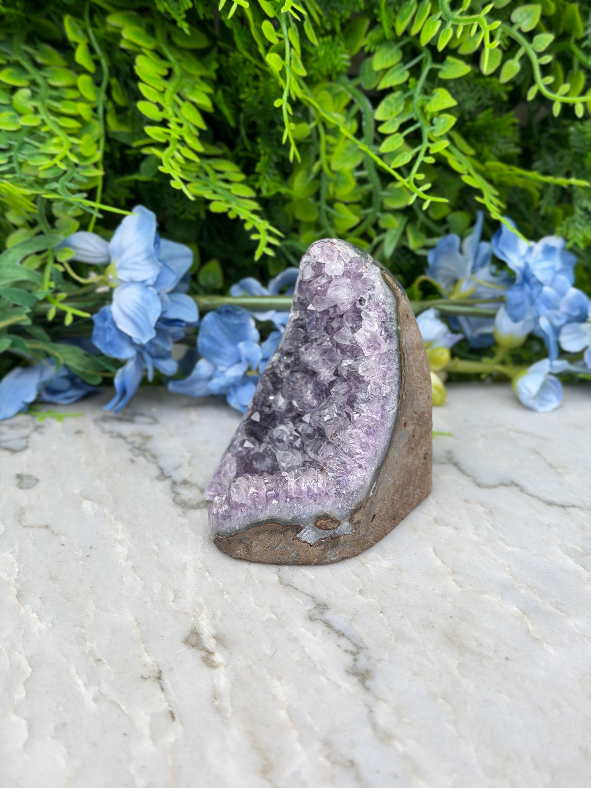 Amethist (Uruguay) cluster cut base (384 gr/8 cm)