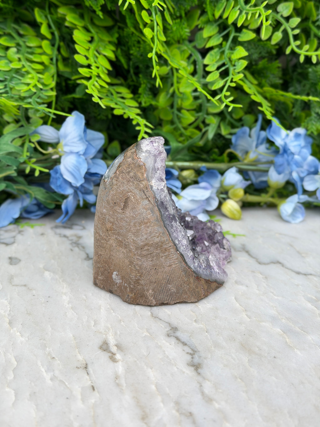 Amethist (Uruguay) cluster cut base (384 gr/8 cm)