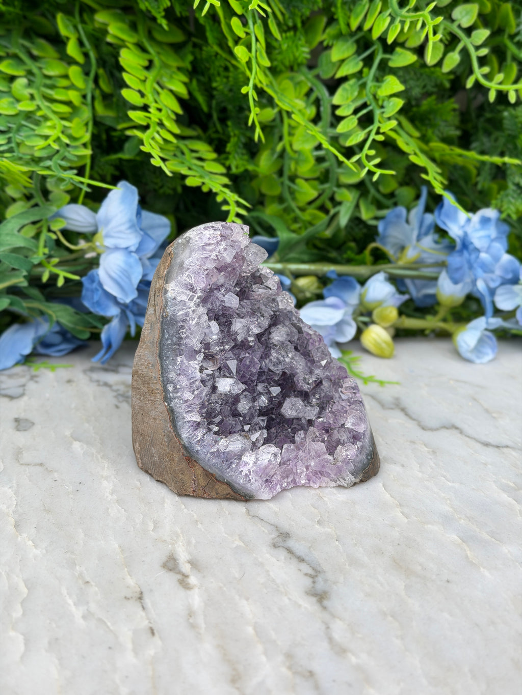 Amethist (Uruguay) cluster cut base (384 gr/8 cm)