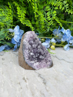 Amethist (Uruguay) cluster cut base (384 gr/8 cm)