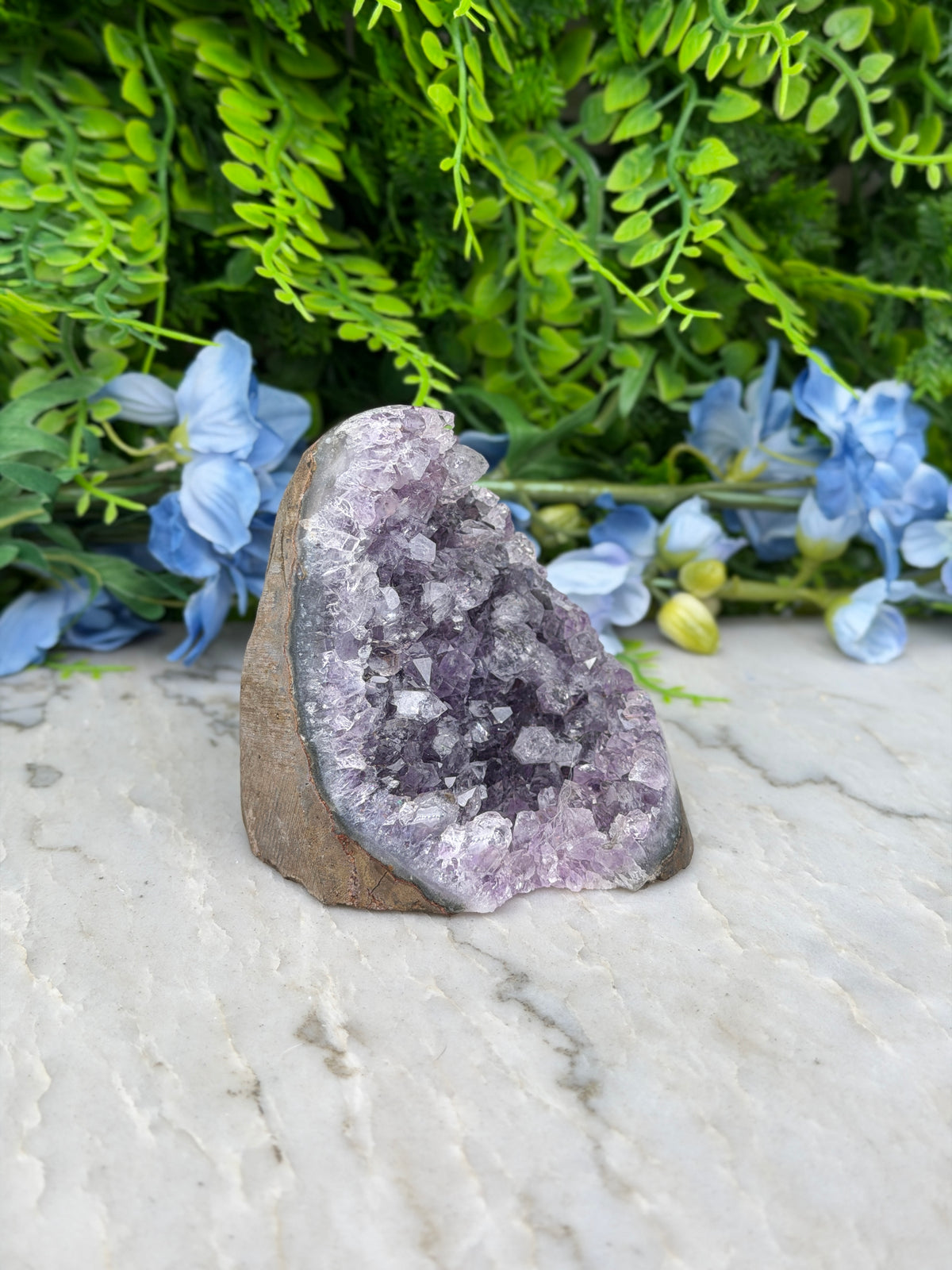 Amethist (Uruguay) cluster cut base (384 gr/8 cm)