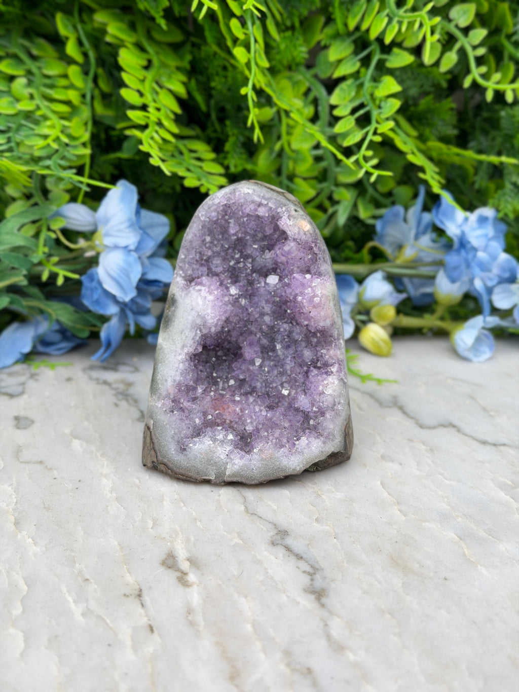 Amethist (Uruguay) cluster cut base (402 gr/9 cm)