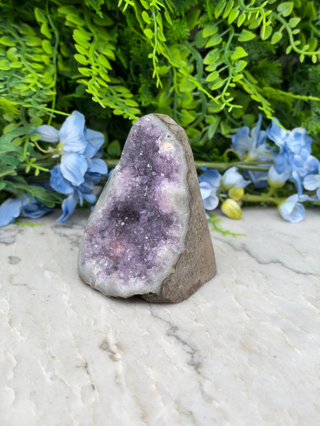 Amethist (Uruguay) cluster cut base (402 gr/9 cm)