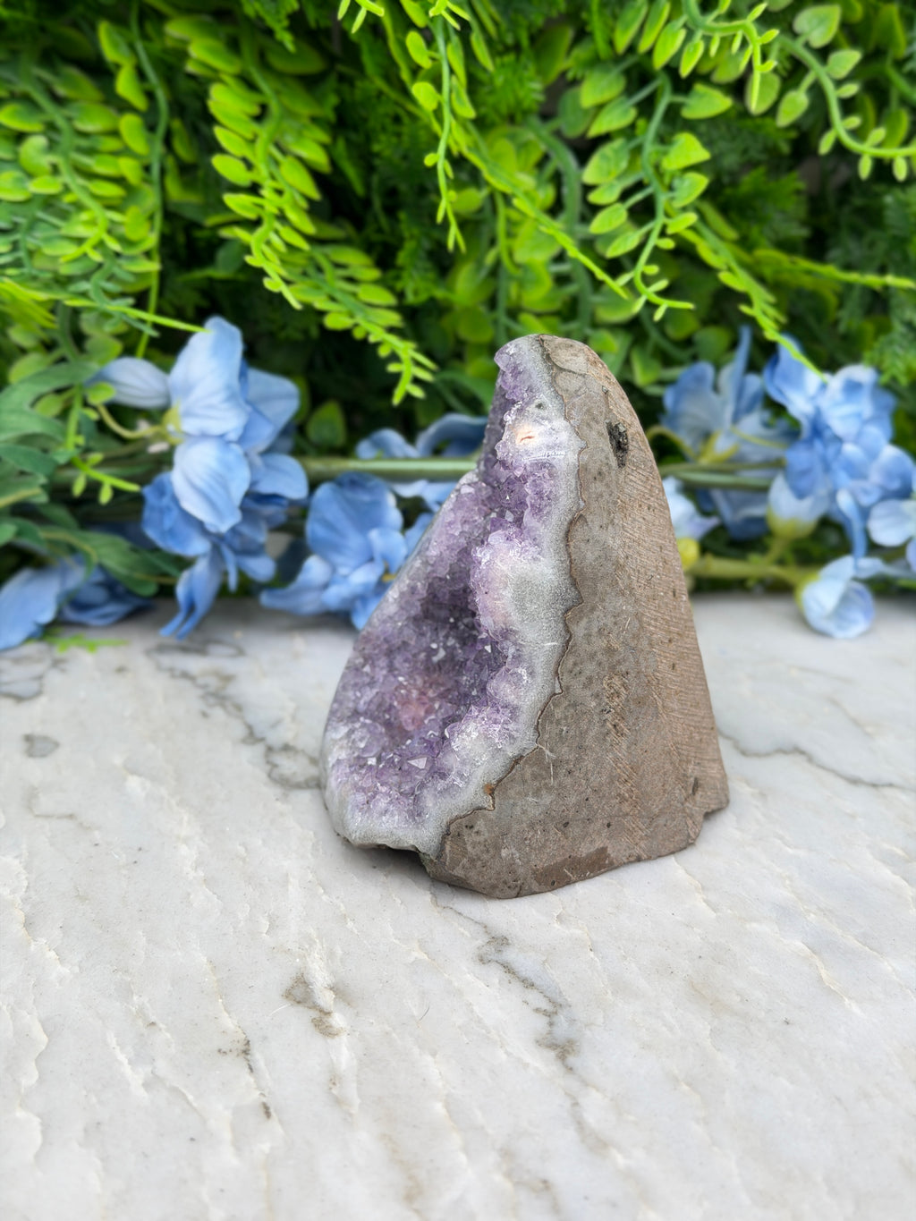 Amethist (Uruguay) cluster cut base (402 gr/9 cm)