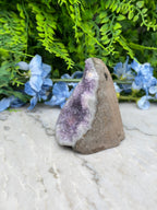 Amethist (Uruguay) cluster cut base (402 gr/9 cm)