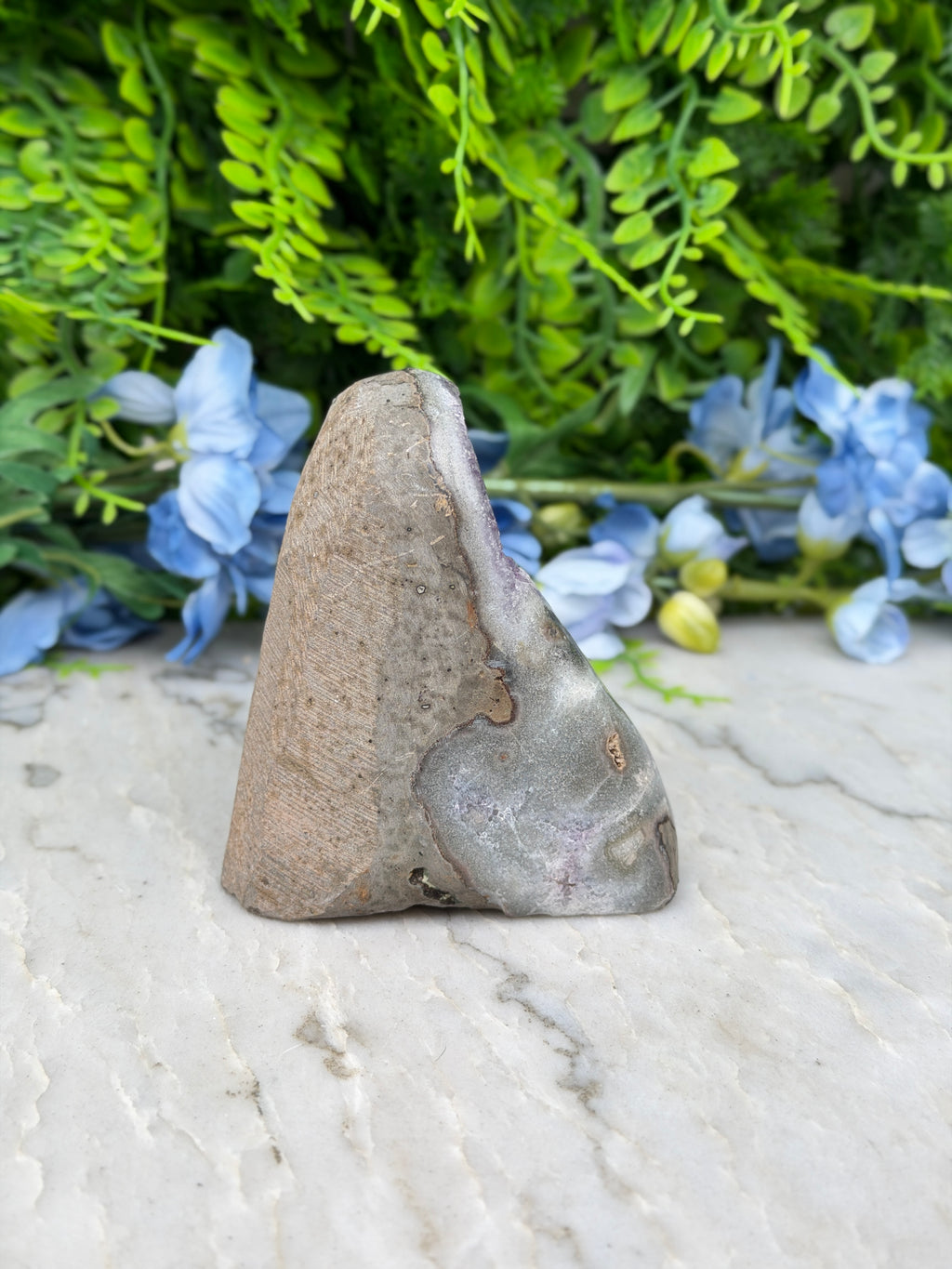 Amethist (Uruguay) cluster cut base (402 gr/9 cm)