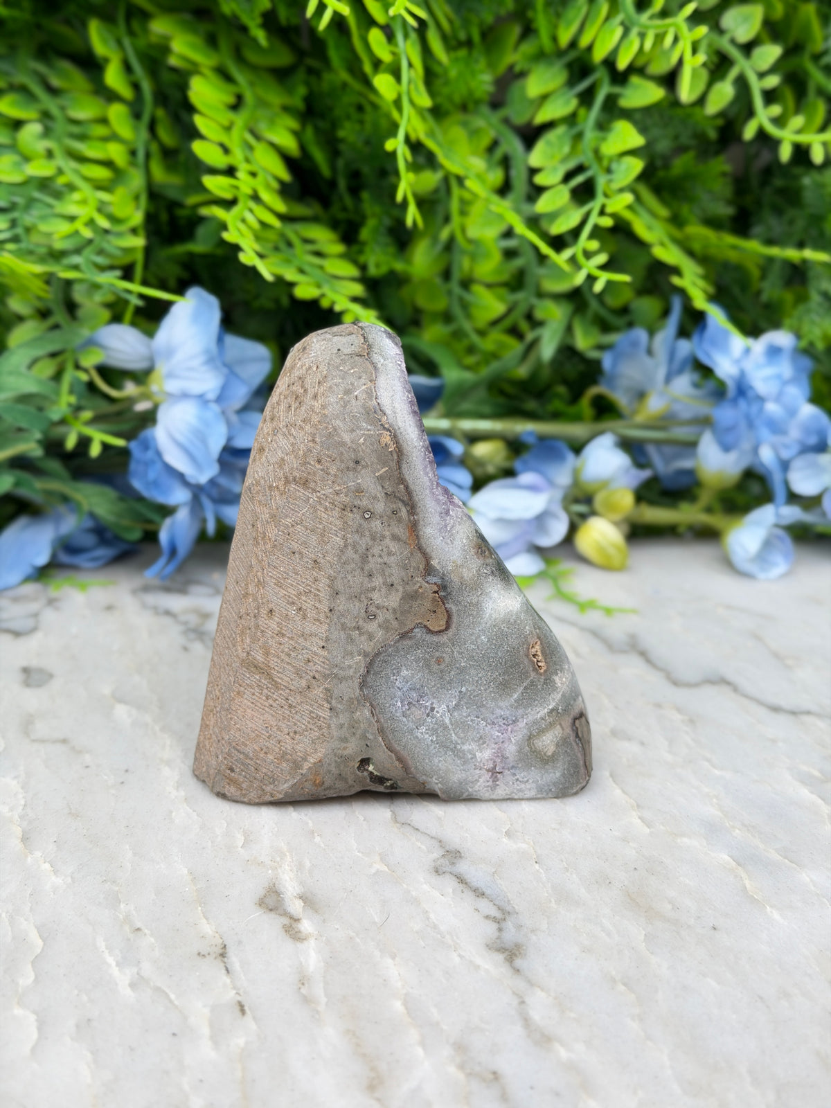 Amethist (Uruguay) cluster cut base (402 gr/9 cm)