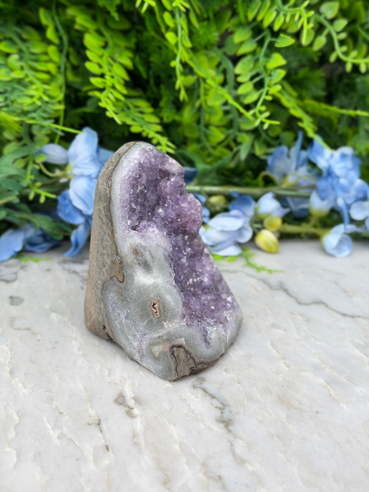 Amethist (Uruguay) cluster cut base (402 gr/9 cm)