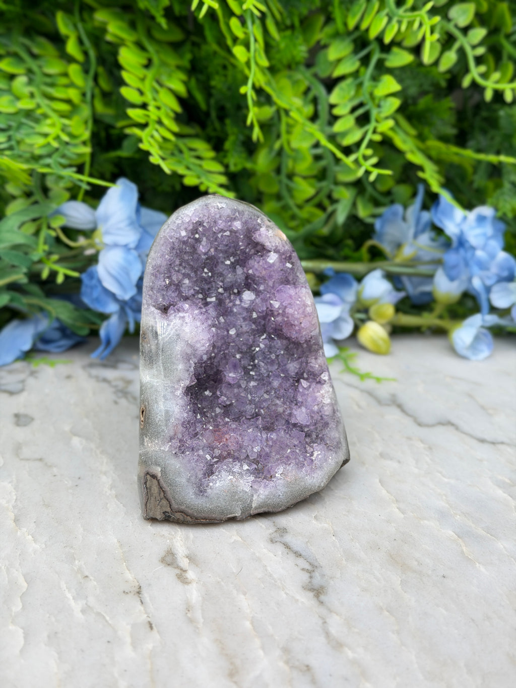 Amethist (Uruguay) cluster cut base (402 gr/9 cm)