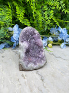 Amethist (Uruguay) cluster cut base (402 gr/9 cm)