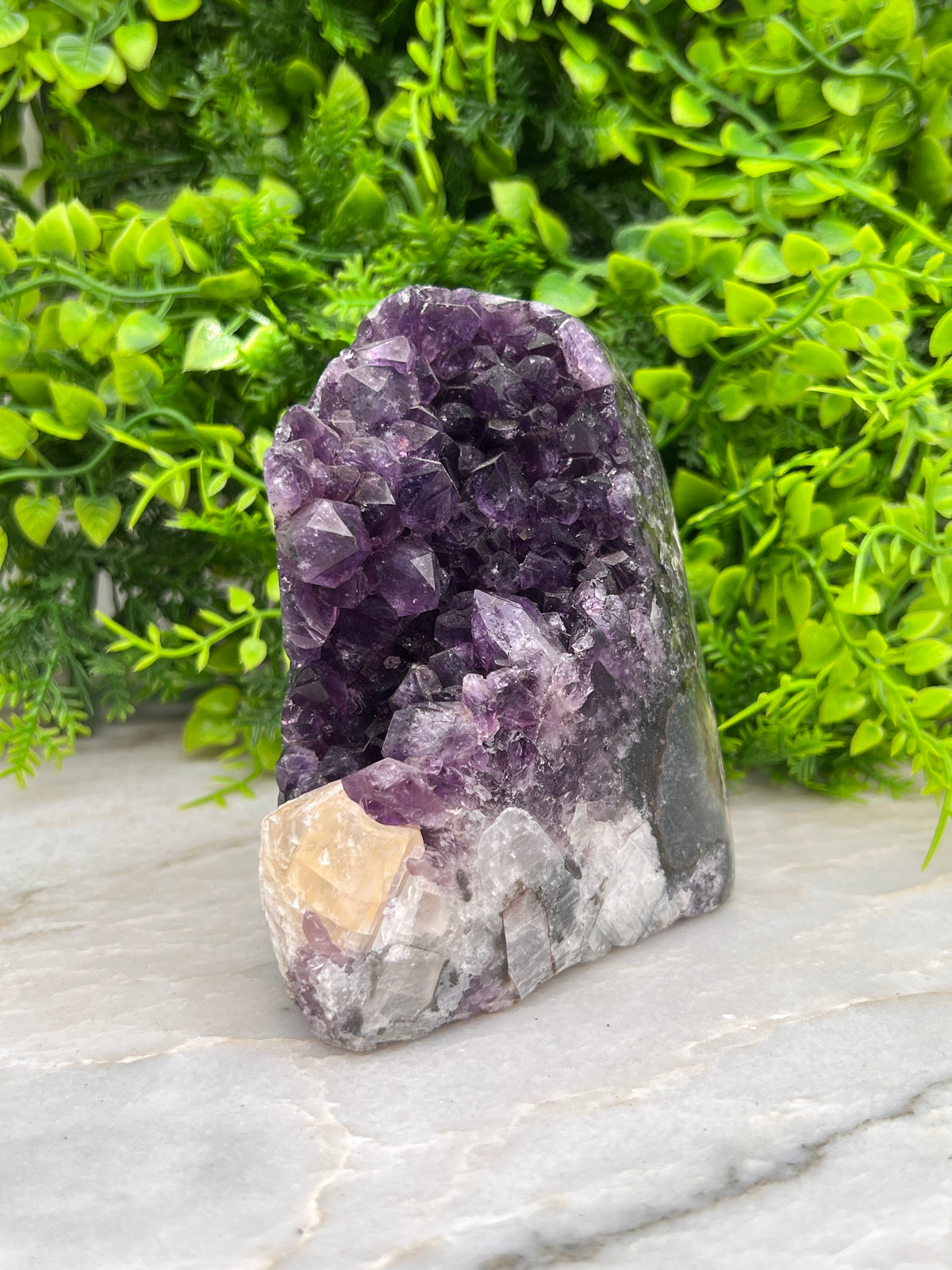 Amethist cluster met calciet cut base