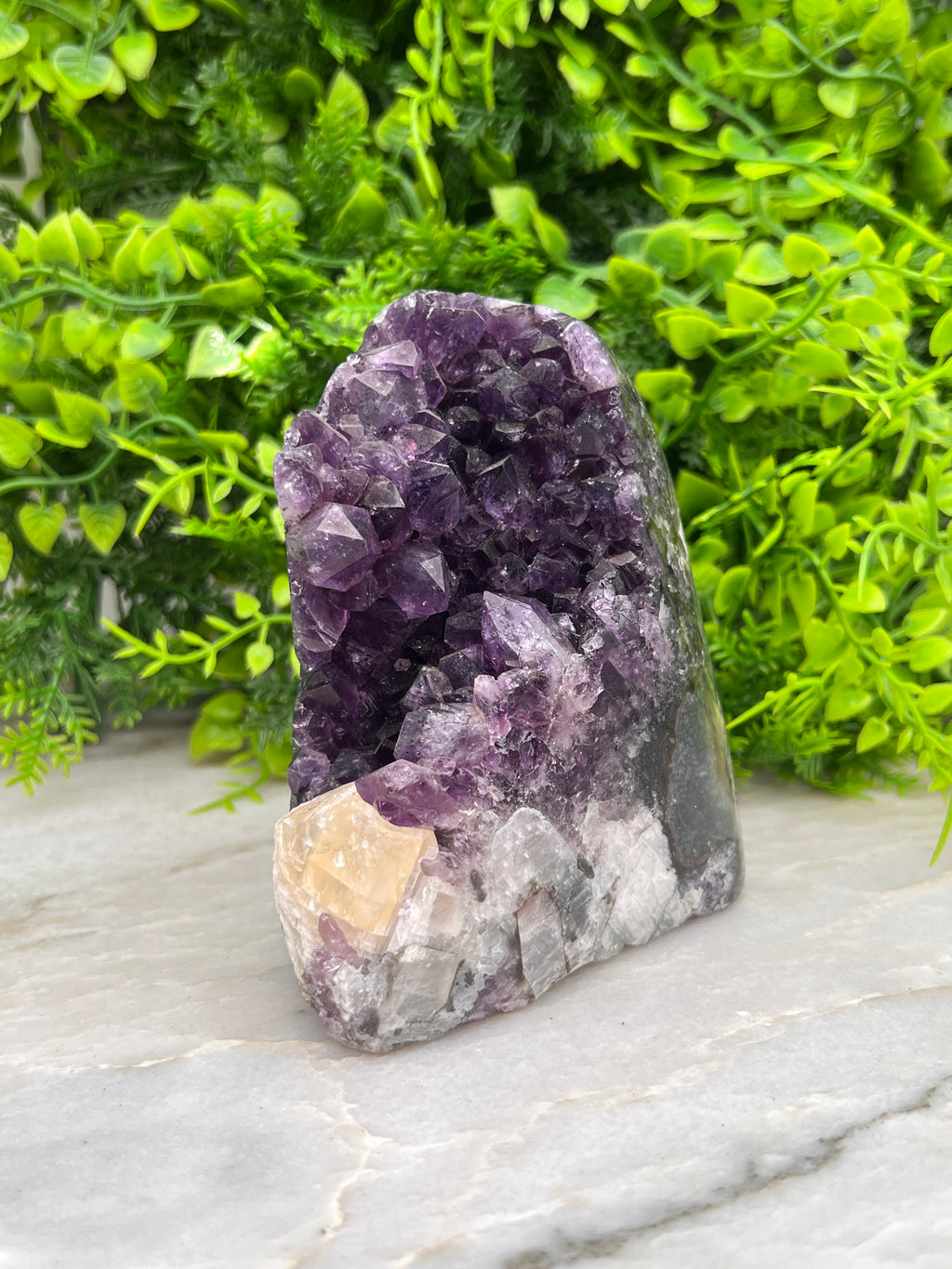 Amethist cluster met calciet cut base