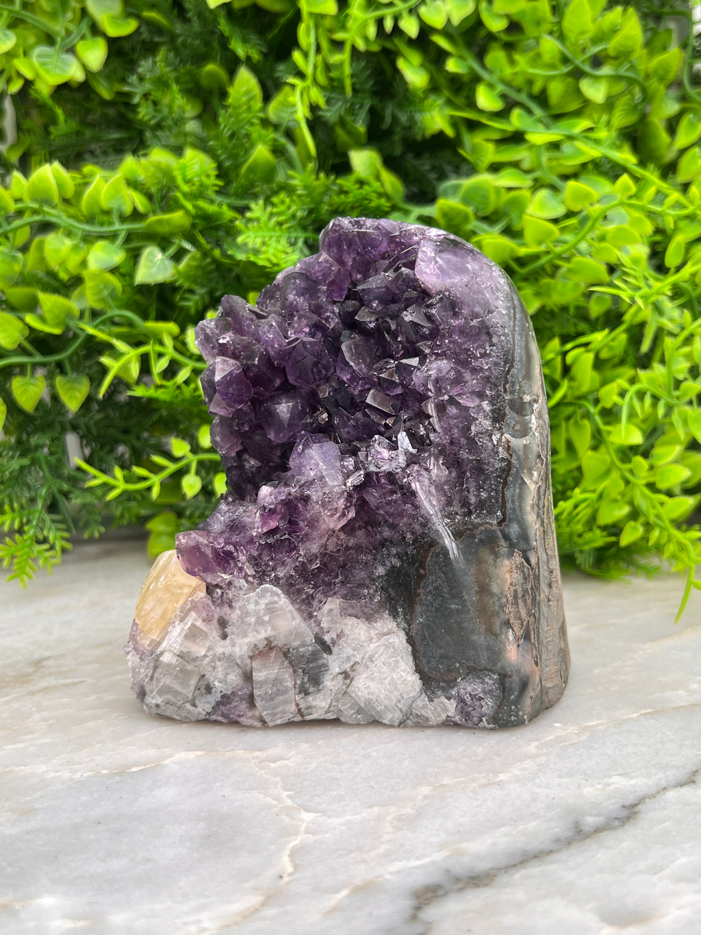 Amethist cluster met calciet cut base