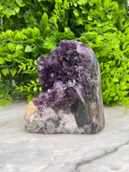 Amethist cluster met calciet cut base