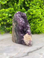 Amethist cluster met calciet cut base