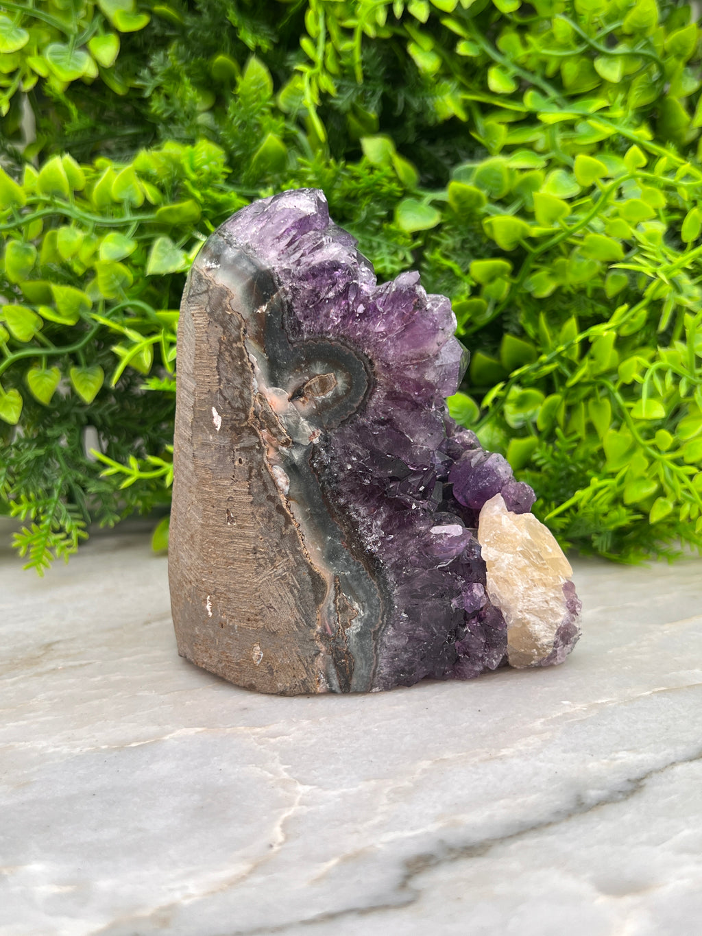 Amethist cluster met calciet cut base
