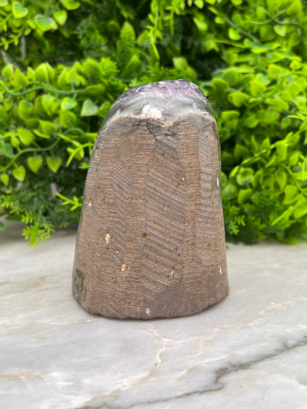 Amethist cluster met calciet cut base