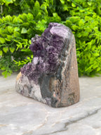 Amethist cluster met calciet cut base