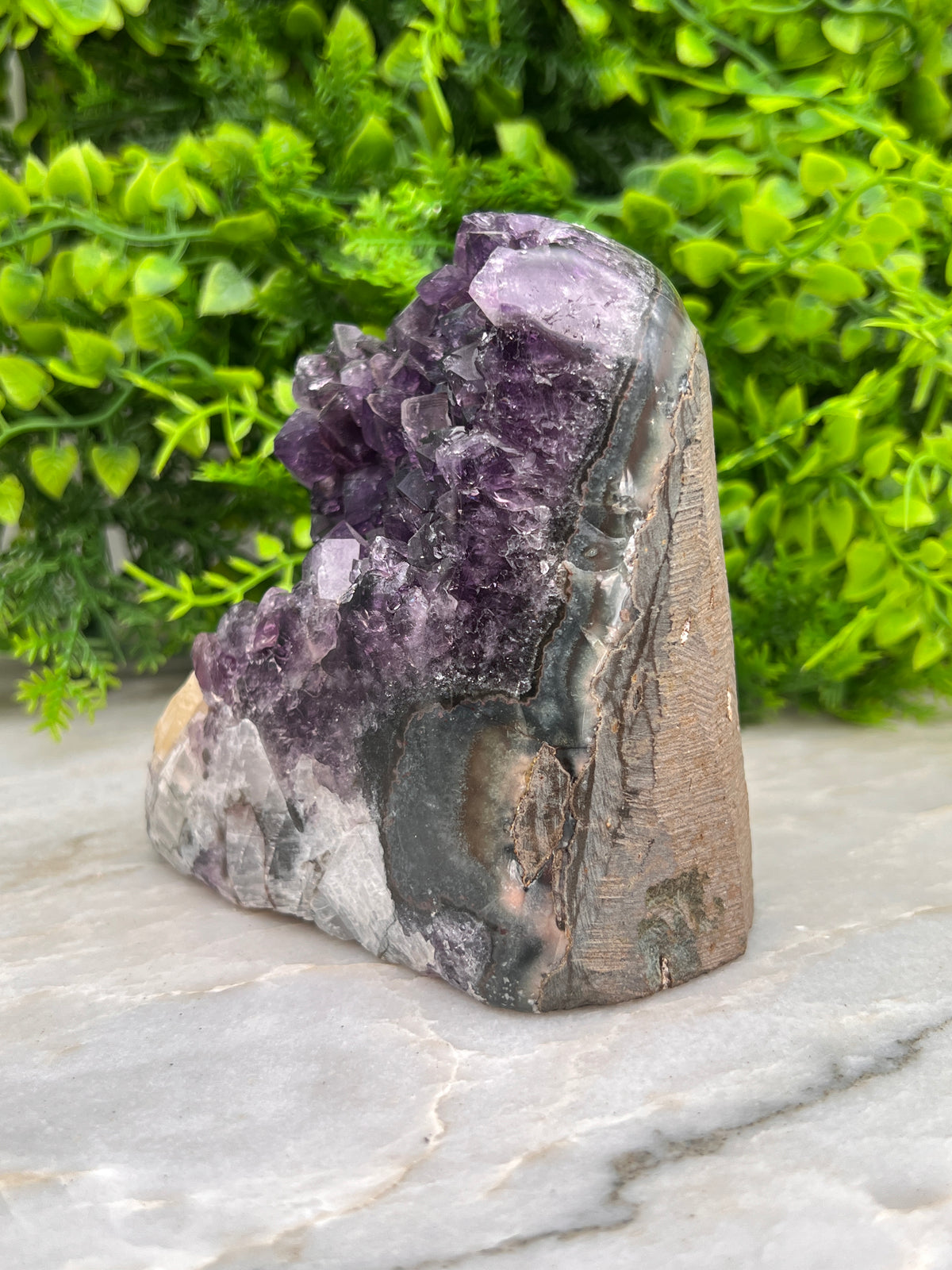 Amethist cluster met calciet cut base