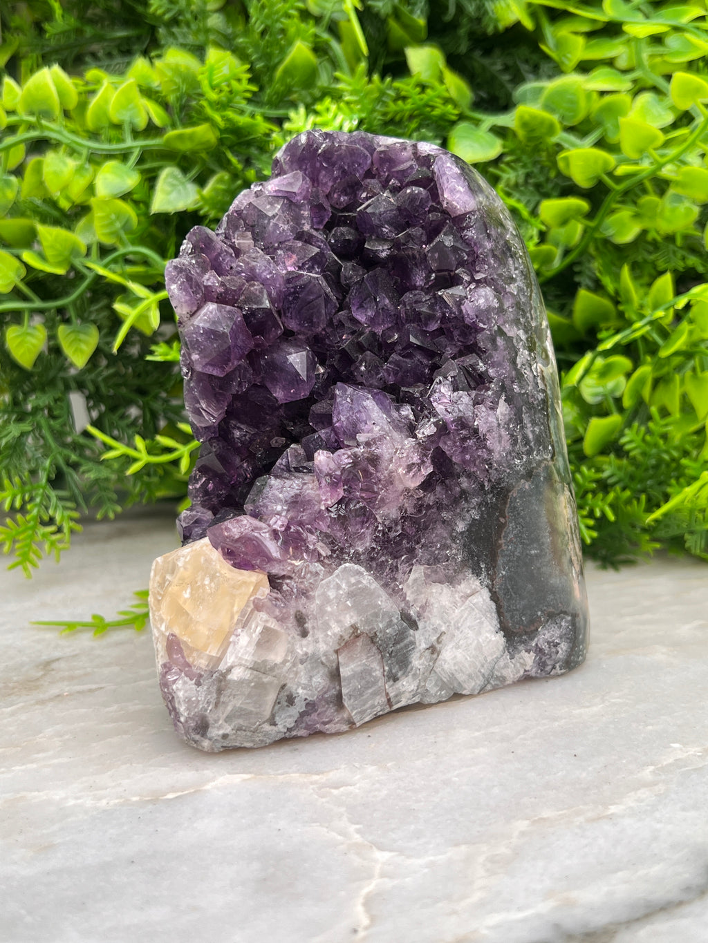Amethist cluster met calciet cut base