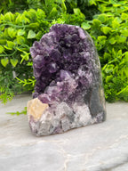 Amethist cluster met calciet cut base