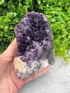 Amethist cluster met calciet cut base