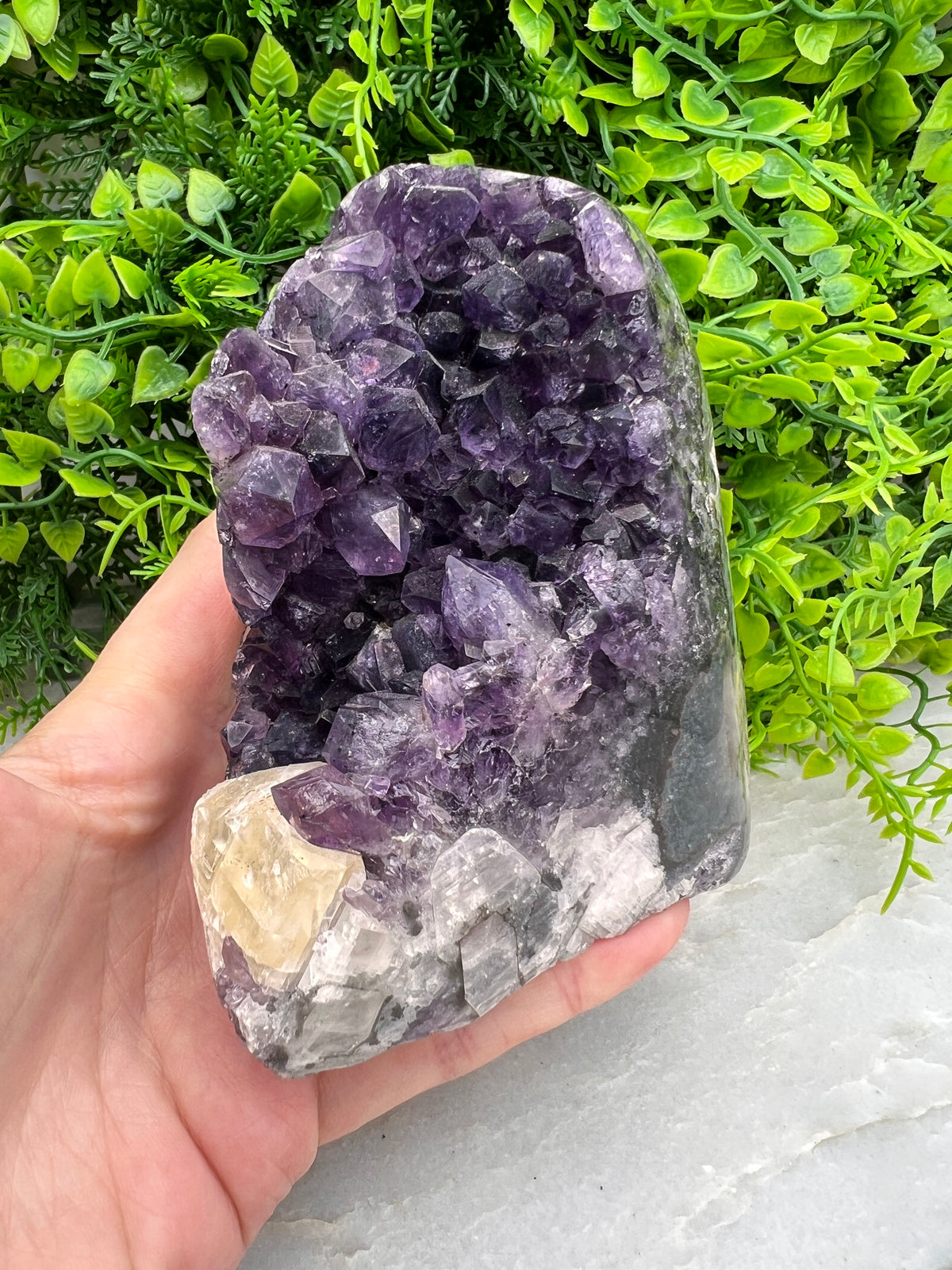 Amethist cluster met calciet cut base