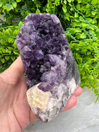 Amethist cluster met calciet cut base