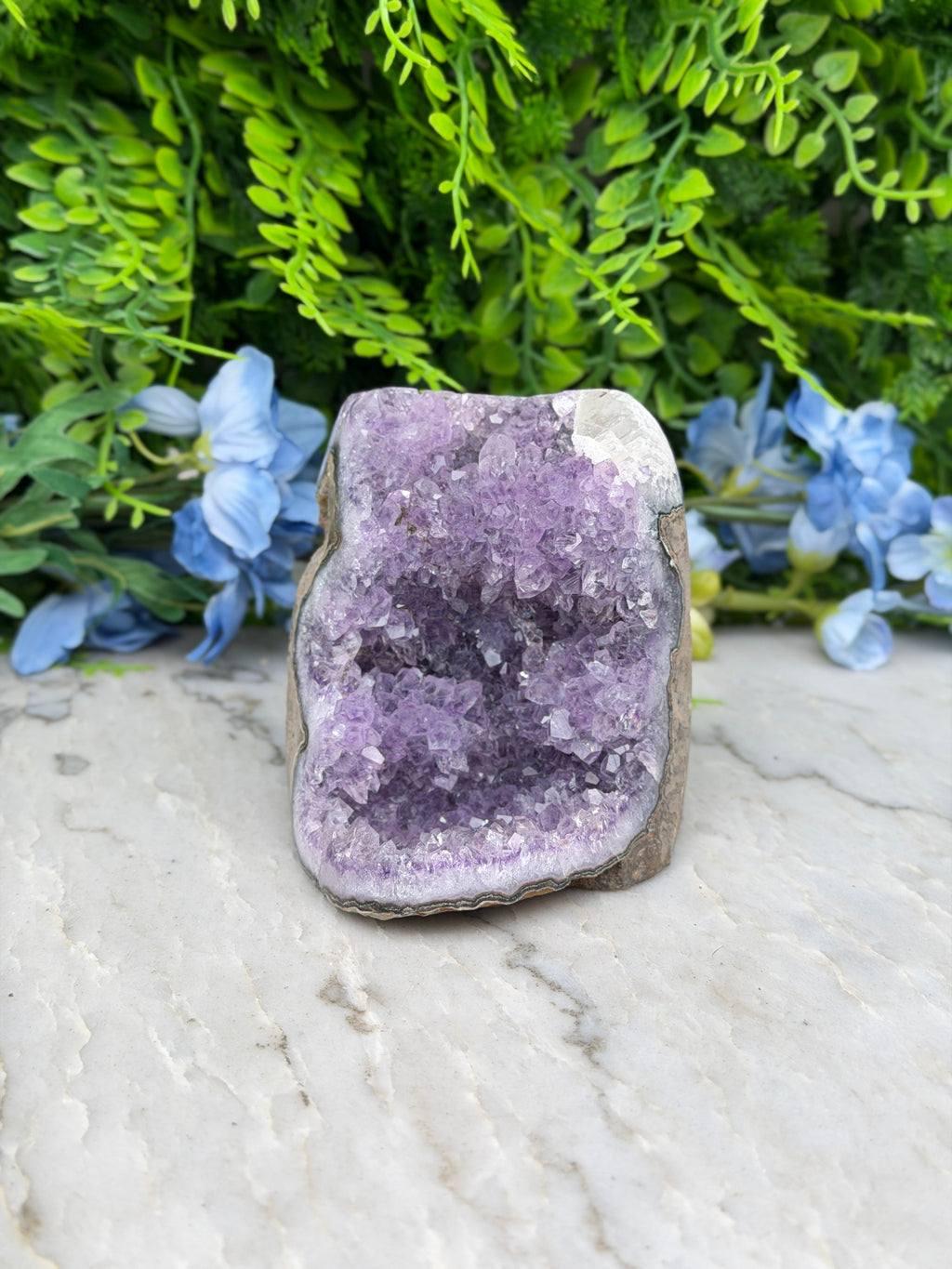 Amethist met Calciet (Uruguay) cluster cut base (602 gr/9 cm)