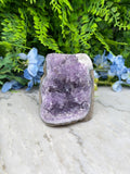 Amethist met Calciet (Uruguay) cluster cut base (602 gr/9 cm)