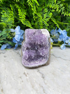 Amethist met Calciet (Uruguay) cluster cut base (602 gr/9 cm)