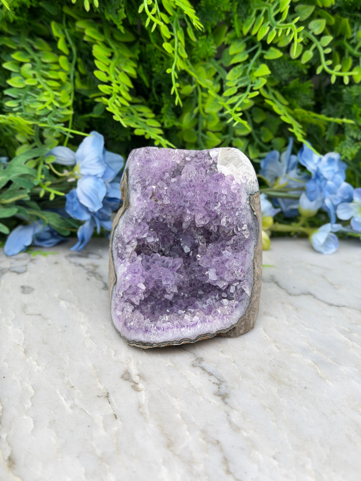 Amethist met Calciet (Uruguay) cluster cut base (602 gr/9 cm)