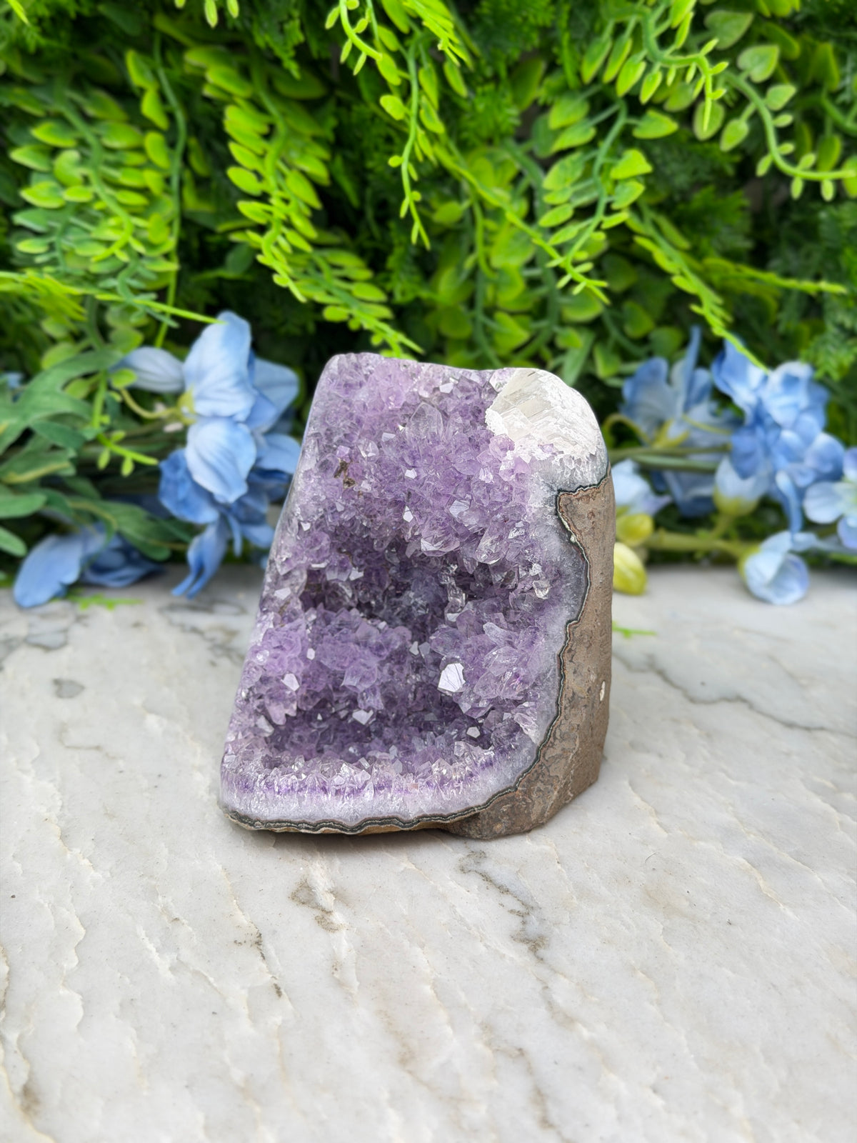 Amethist met Calciet (Uruguay) cluster cut base (602 gr/9 cm)