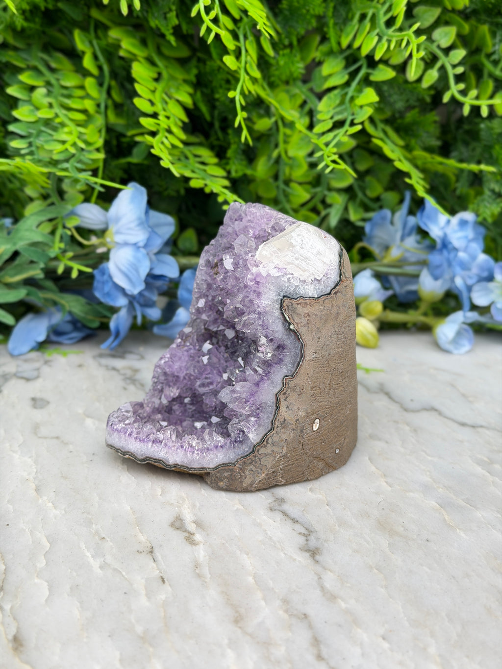Amethist met Calciet (Uruguay) cluster cut base (602 gr/9 cm)