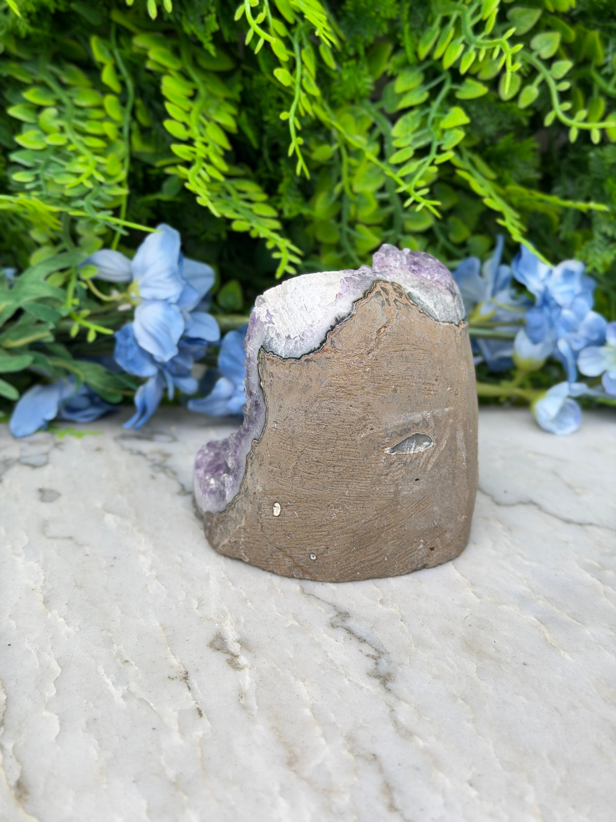 Amethist met Calciet (Uruguay) cluster cut base (602 gr/9 cm)