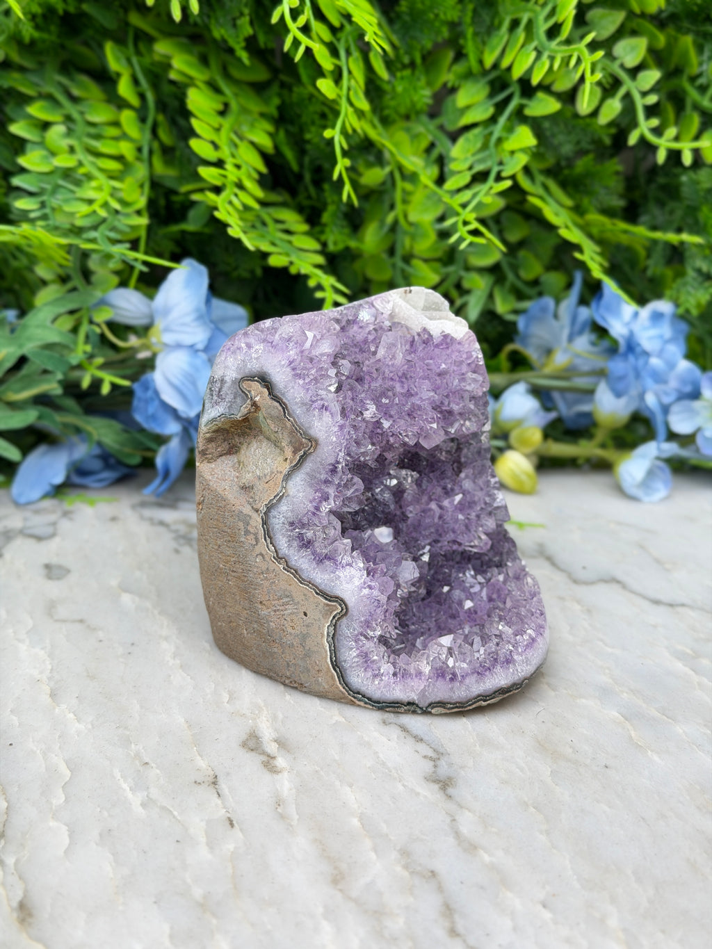 Amethist met Calciet (Uruguay) cluster cut base (602 gr/9 cm)