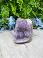 Amethist met Calciet (Uruguay) cluster cut base (602 gr/9 cm)