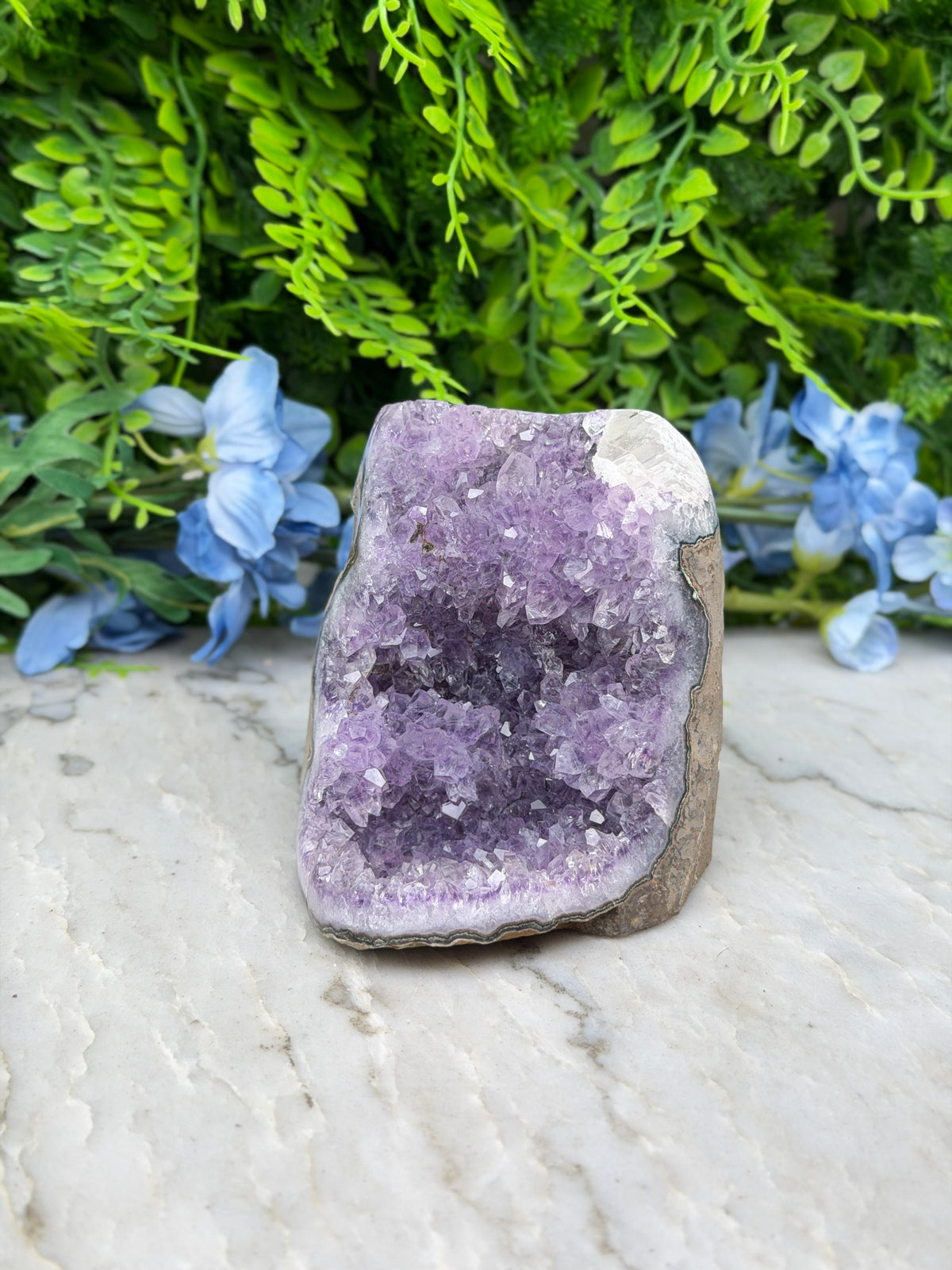 Amethist met Calciet (Uruguay) cluster cut base (602 gr/9 cm)