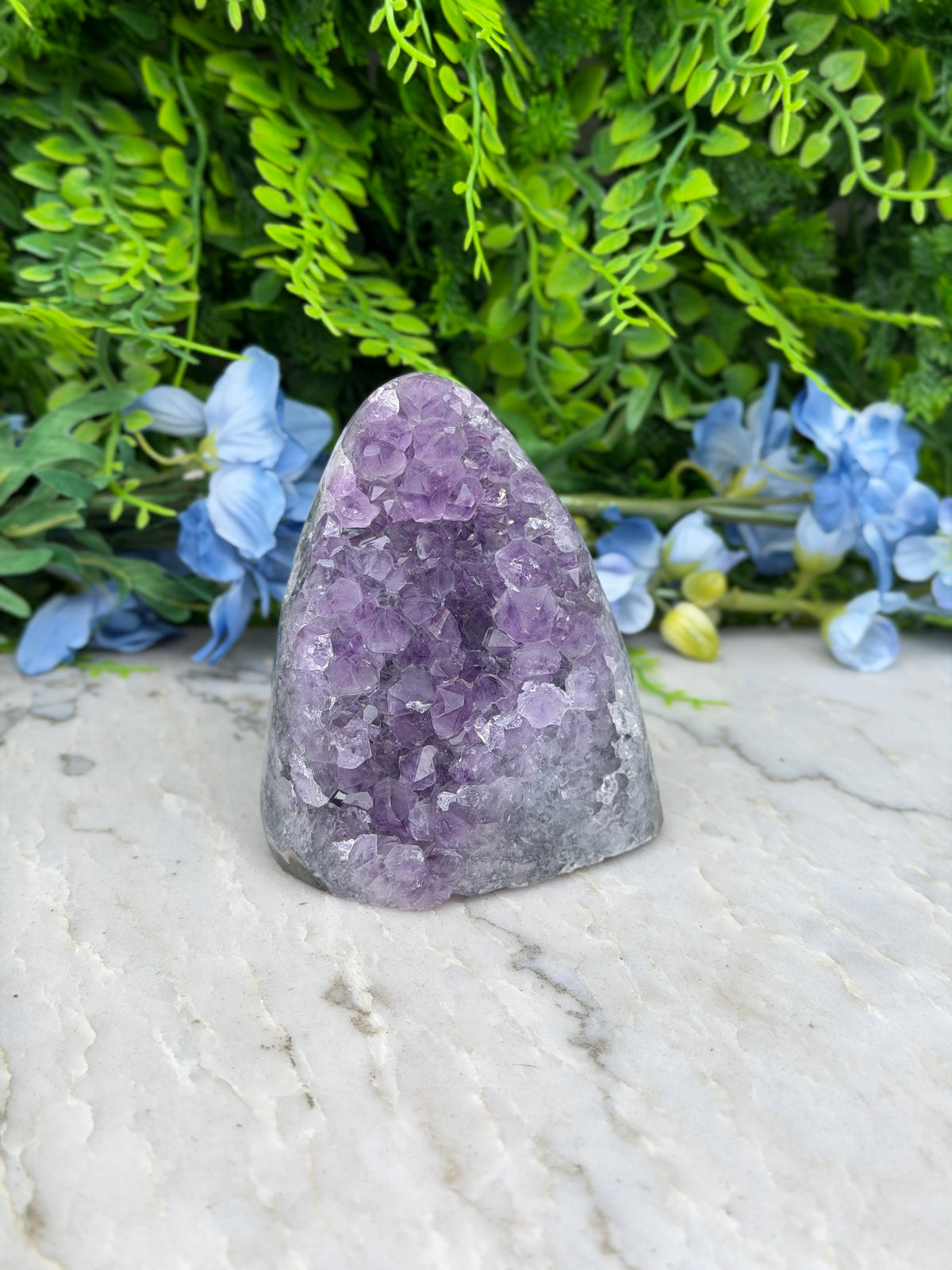 Amethist (Uruguay) cluster cut base (504 gr/9 cm)