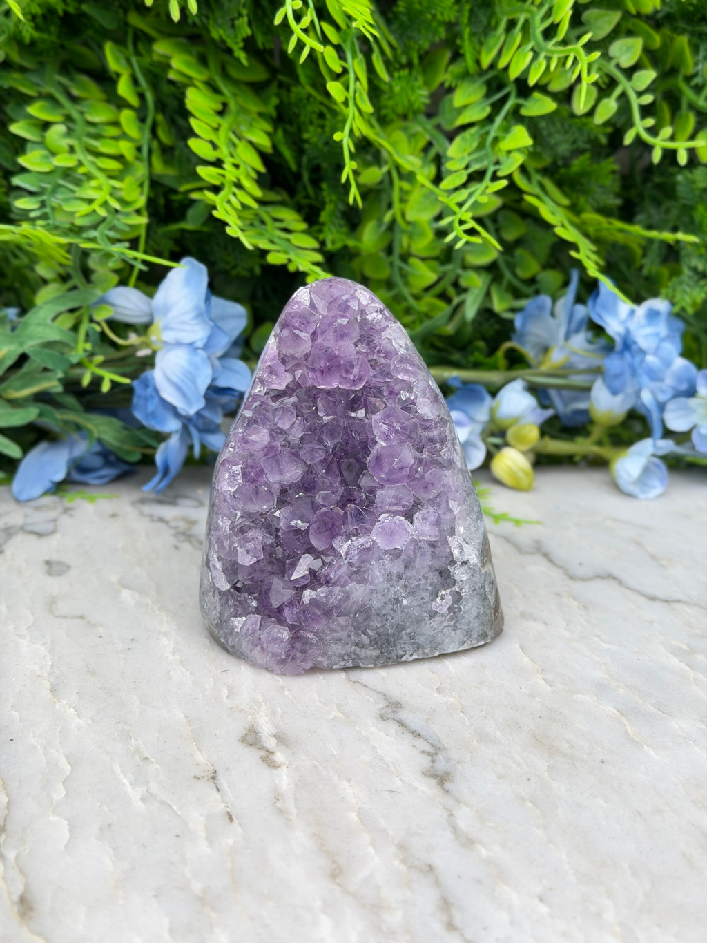 Amethist (Uruguay) cluster cut base (504 gr/9 cm)