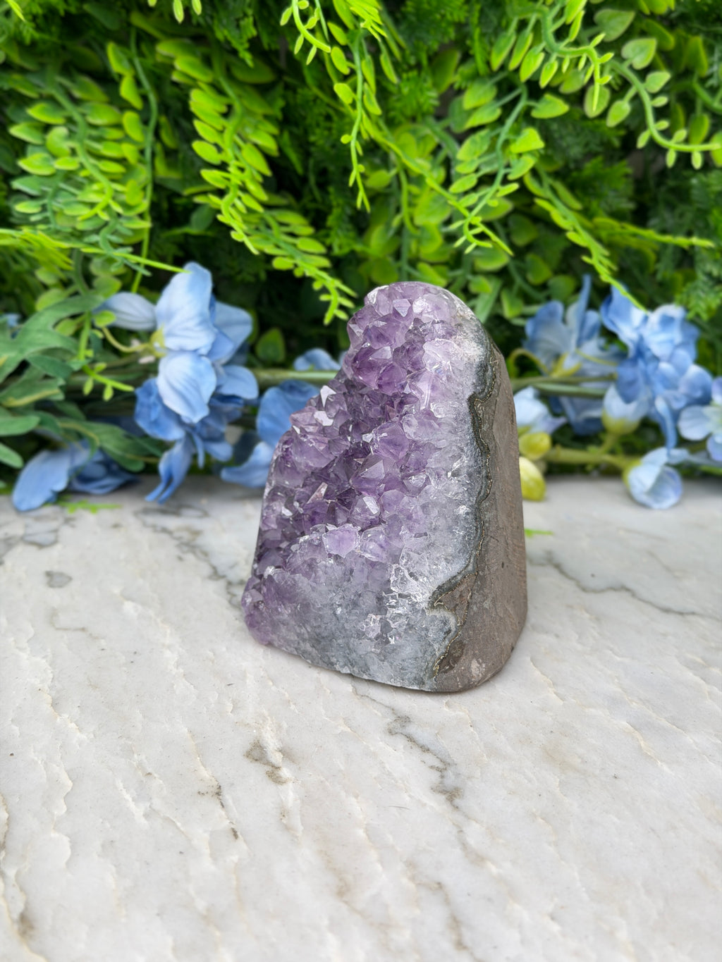Amethist (Uruguay) cluster cut base (504 gr/9 cm)