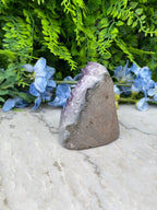 Amethist (Uruguay) cluster cut base (504 gr/9 cm)