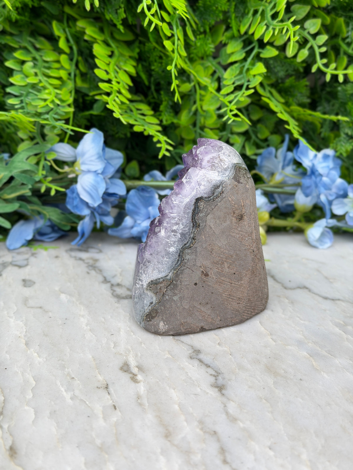 Amethist (Uruguay) cluster cut base (504 gr/9 cm)